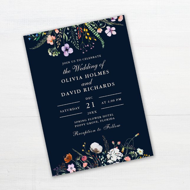 Convites Casamento Boho Azul Marinho em Campo de Flores Sil (Navy Blue Boho Wildflower Meadow Wedding Invitation on white wooden table.)