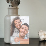 Convites Casamento branco preto no luxo elegante Vellum 2 F<br><div class="desc">Um convite de casamento para fotos de tipografia branca e negra, absolutamente lindo, com uma camada faux vellum (efeito digital) sob o tipo! A parte traseira apresenta uma segunda foto de noivado. Para tornar este design ainda mais único, considere inserir o ano em algarismos romanos. O design é elegante, luxuoso...</div>