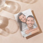 Convites Casamento branco preto no luxo elegante Vellum 3 F<br><div class="desc">Um convite de casamento para fotos de tipografia branca e negra, absolutamente lindo, com uma camada faux vellum (efeito digital) sob o tipo! A parte traseira contém mais duas fotos de noivado. Para tornar este design ainda mais único, considere inserir o ano em algarismos romanos. O design é elegante, luxuoso...</div>