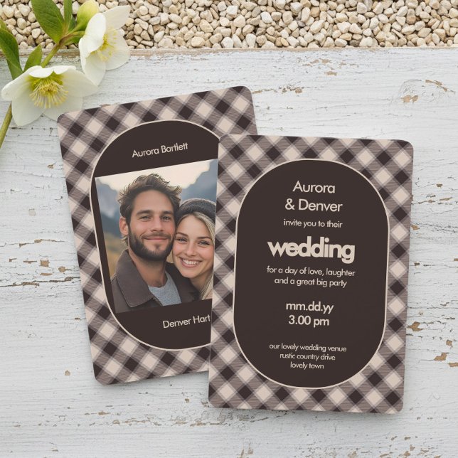 Convites Casamento Casual Foto Xadrez Marrom Retro (Photo Wedding Invitation from the Casual Brown Plaid wedding collection by Darling & May)