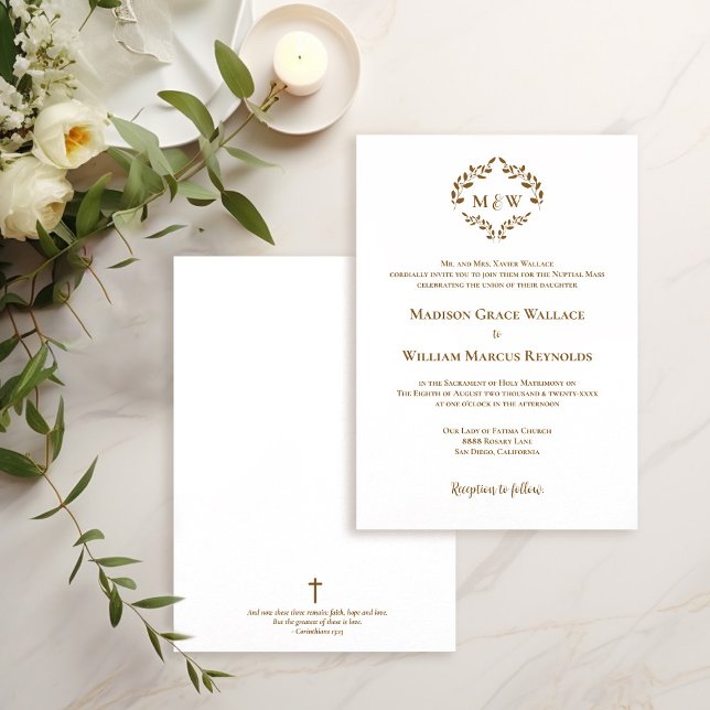 Convites Casamento Católico Moderno de Ouro e Paixão Branco (Monogram laurel wreath leaves faux gold cross bible verse modern catholic wedding invitation.)