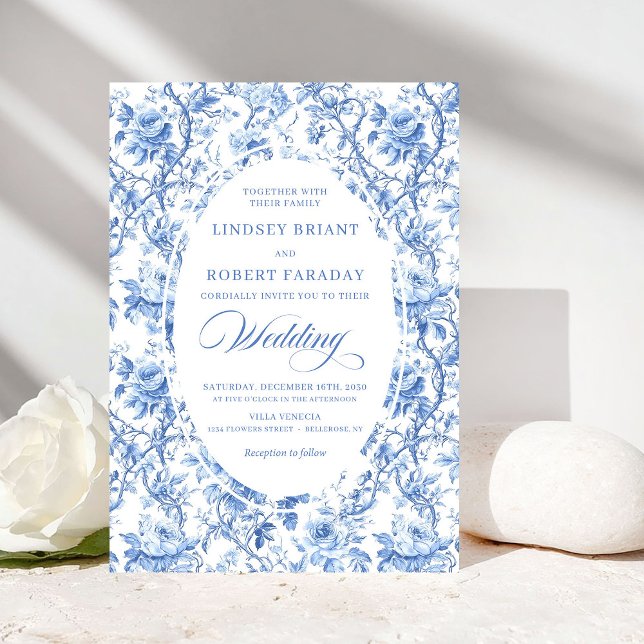 Convites Casamento Clássico Rosa Toile de Jouy Azul Sofisti (Sophisticated Navy Toile Rose Classic Wedding Invitation)