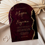 Convites Casamento com Arco de Script Agate Dourado Moderno<br><div class="desc">Este elegante convite de casamento em forma de arco apresenta uma imagem de fundo da cor d'água burgundy,  cortada com falsa brilho dourado. O texto personalizável combina manuscrito,  protetor e fontes itálicas de cor dourada. O verso apresenta um design de burgundy coordenadora e de ouro agate.</div>