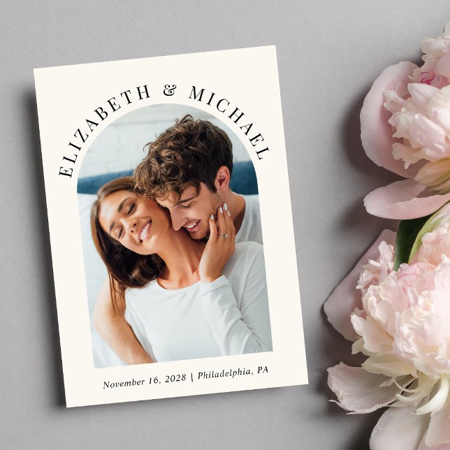 Convites Casamento com Creme de Código QR de Foto em Arco M (Celebrate your love story with an invitation showcasing your favorite photo in an elegant arch frame)