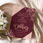 Convites casamento com dourado-rosa confetti chic burgundy<br><div class="desc">Rosa Dourada glitter confetti e tipografia de blocos coloridos no casamento geométrico de burgundy vermelha e de listras geométricas de ouro falso rosa,  perfeito para um casamento elegante e luxuoso, </div>