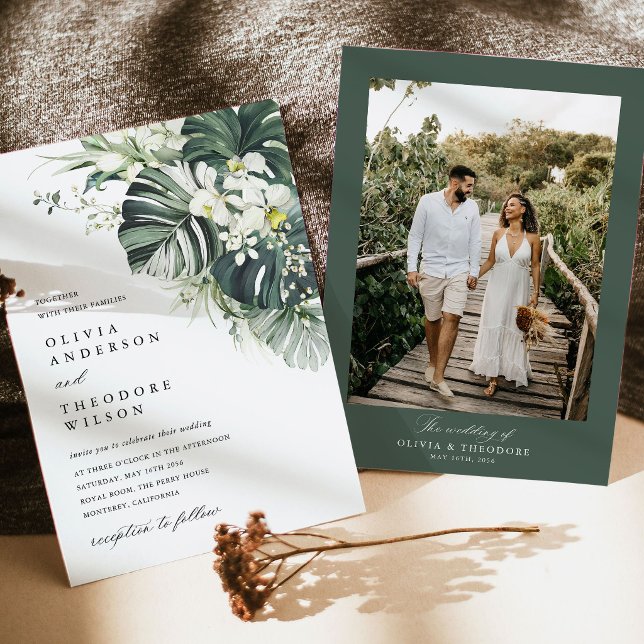 Convites Casamento com Foto de Monstera Verde Tropical Salv (Tropical photo wedding invitation sage green monstera floral suite with couple photo card)