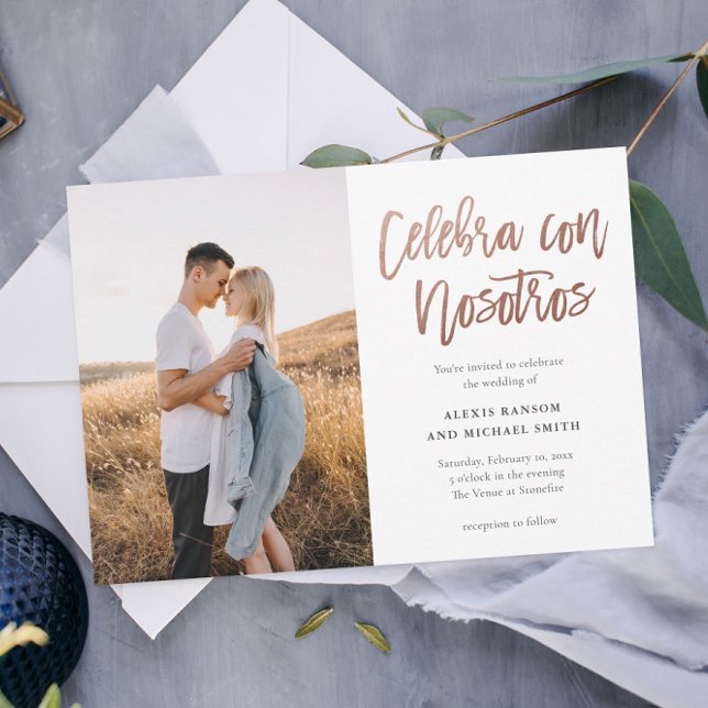 Convites Casamento com Foto Moderna Espanhola Celebra con N (Spanish 2 Photo Wedding invitation with modern rose gold foil script Celebrate with Us typography.)