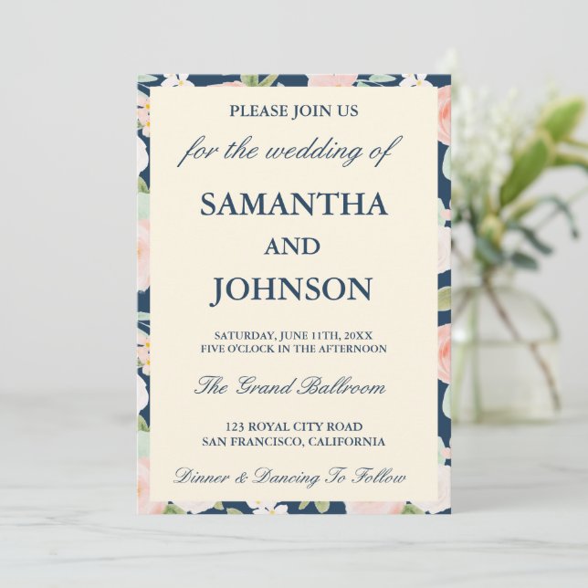 Convites Casamento com Monograma Floral Azul Marinho Modern (Em pé/Frente)