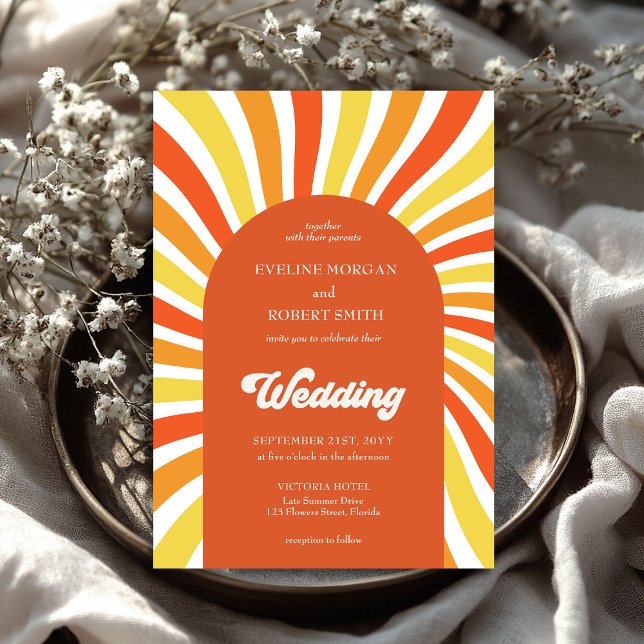 Convites Casamento com sol amarelo-alaranjado (Retro groovy waves orange yellow sun wedding invitation)