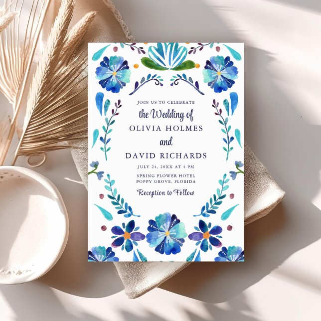 Convites Casamento com tema Fiesta Floral Mexicana Azul e B (Blue and White Mexican Floral Fiesta Wedding Invitation on a boho table.)