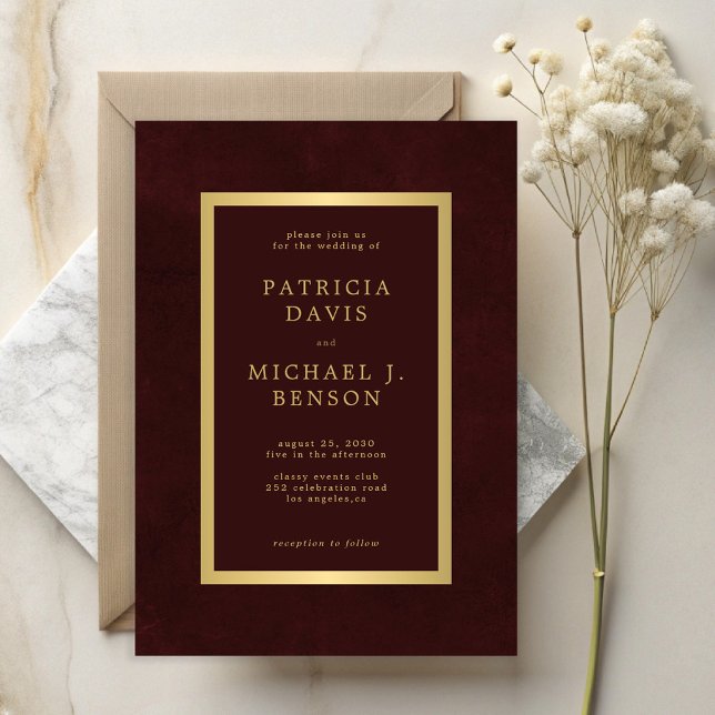 Convites Casamento com tipografia simples dourada burgundy  (Criador carregado)