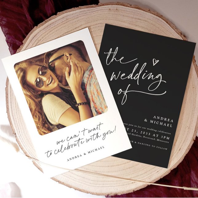 Convites Casamento Coração Escrita à Mão Preto e Branco Mod (Modern trendy black and white wedding invitation black with white text and photo on the back.)