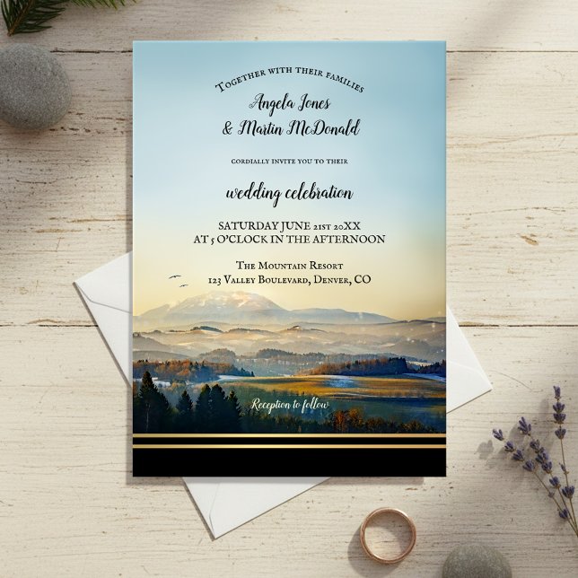 Convites Casamento de Arte na Paisagem Elegante (Wedding invitation featuring a modern landscape painting of mountains with golden lining)