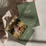 Convites Casamento de Boho Verde do Sage Moderno Minimalist<br><div class="desc">Um convite de modelo de casamento simples e elegante. Que apresenta um fundo verde de sábio simples. E os primeiros nomes da noiva e do noivo, com letras brancas e simples, e informações editáveis com o website RSVP. Barato e é também um convite eletrônico digital. Todas as informações são personalizáveis...</div>