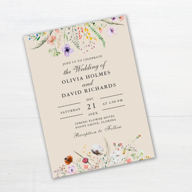Convites Casamento de Campo de Flores Silvestres em Aquarel (Taupe Watercolor Wildflower Meadow Wedding Invitation on white wooden table.)