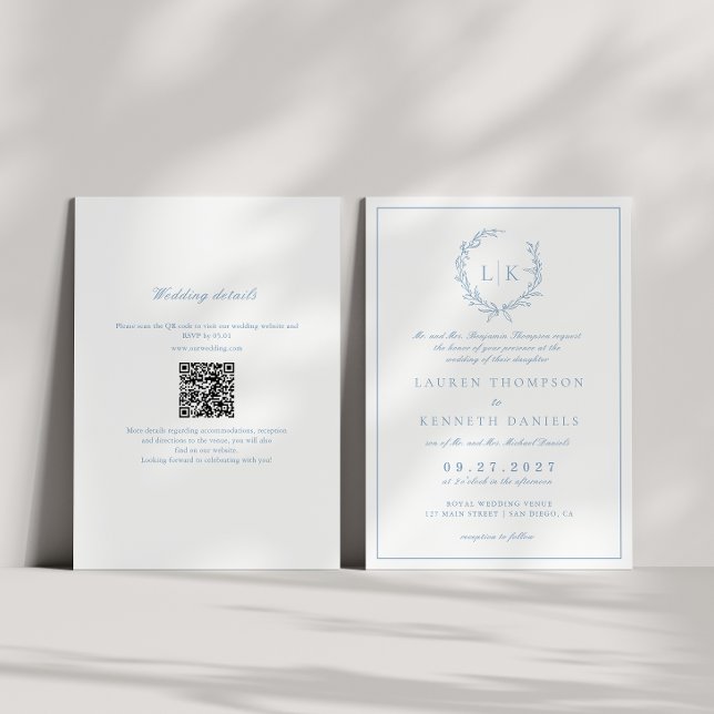 Convites Casamento de Código QR Azul Dusty Crest Monograma  (Criador carregado)