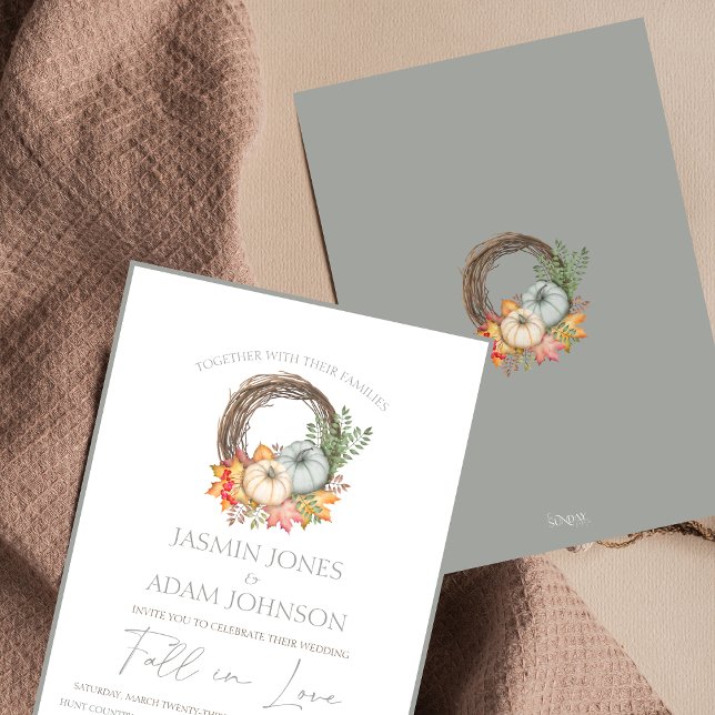 Convites Casamento de Colheita de outono Russo de Cinzas Mo (Fall in Love Dusty Blue Autumn Pumpkin Wedding Invitation)