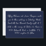 Convites Casamento de Estilo de Manuscrito Azul e Branco do<br><div class="desc">Os detalhes do casamento estão listados em estilo manuscrito,  texto branco. O verso do convite é um azul marinho sólido com texto branco para a data.</div>