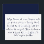 Convites Casamento de Estilo Escrito Manuscrito Branco e Az<br><div class="desc">Os detalhes do casamento estão listados em estilo manuscrito,  texto azul marinho. O verso do convite é um azul marinho sólido com texto branco para a data.</div>
