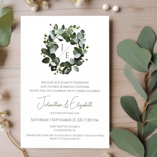 Convites Casamento de Eucalyptus Wreath, Monograma Moderno  (White Modern Monogram Eucalyptus Wreath Wedding Invitation)