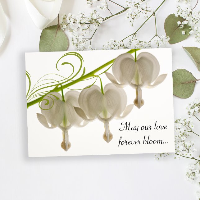Convites Casamento de Flores de Coração Branca (Invite guests to your marriage ceremony with the pretty White Bleeding Hearts Wedding Invitation.)