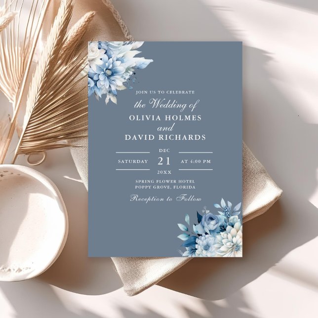 Convites Casamento de Flores Selvagens Azuis e Elegantes Mo (Modern Elegant Dusty Blue Wildflowers Wedding Invitation on a sunny neutral boho table.)