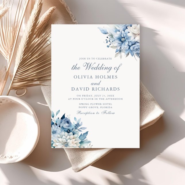 Convites Casamento de Flores Selvagens Azuis Moderno Boho D (Modern Boho Dusty Blue Wildflowers Wedding Invitation on a sunny neutral boho table.
)