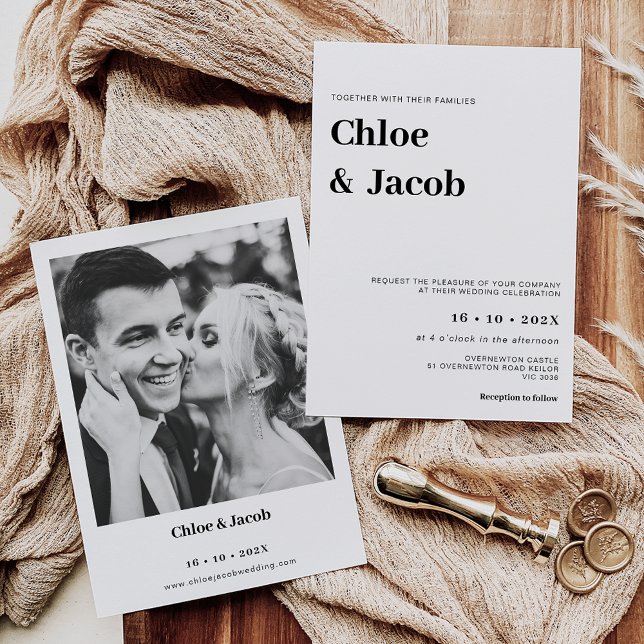 Convites Casamento de Font da Série Moderna Minimalista (Minimalist black text wedding invitation featuring the couples names in a modern serif font.)