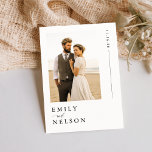 Convites Casamento de Foto de Destino Russo Moderno<br><div class="desc">Estes convites de casamento elegantes e minimalistas capturam a essência do seu dia especial. Apresentando uma foto impressionante do casal,  o design preto e branco adiciona sofisticação do eterno. Perfeito para uma praia,  costeira,  ou casamento rústico,  eles definem o tom ideal para sua celebração.</div>