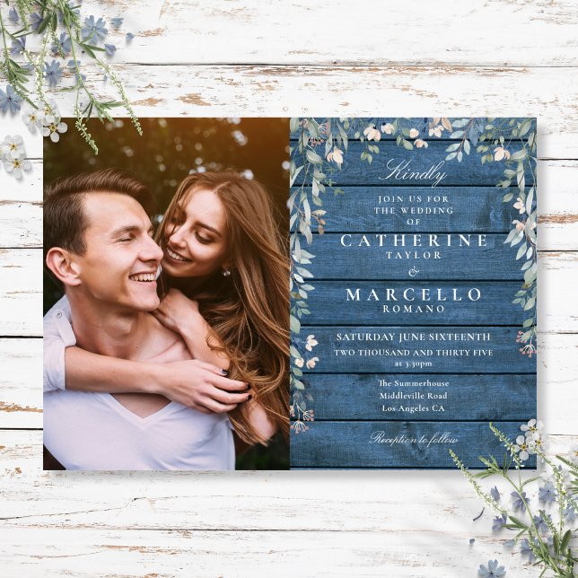 Convites Casamento de Foto de Flores Silvestres de Madeira  (Blue Rustic Wood Floral Wildflowers Photo Wedding Invitation)