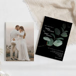 Convites Casamento de Foto Negra Moderna em Verde<br><div class="desc">Este design de convite para casamento de fotos em preto verde moderno apresenta fácil mistura e combinar estilos de coordenação em preto e branco com elementos verdes delicados, acrescentando um florescimento gracioso em torno de uma simples tipografia sofisticada e um belo roteiro de caligrafia. A aquarela eucalipto e outras folhas...</div>
