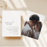 Convites Casamento de Fotografia do Monograma de Script Min<br><div class="desc">Este convite de casamento com fotos de monograma, elegante e minimalista, é perfeito para o seu casamento clássico de preto e branco, mínimo e moderno. A design apresenta uma caligrafia manuscrita, delicada e romântica com tipografia formal do chique. O olhar vai correr bem em qualquer época de casamento: primavera, verão,...</div>