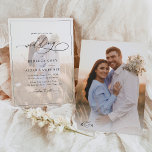 Convites Casamento de Fotografia do Monograma do Script de<br><div class="desc">Este elegante Convite de Casamento apresenta um texto de caligrafia de script abrangente,  emparelhado com uma fonte de serifa clássica e sans modernos a preto,  com uma camada de fotos na frente e uma segunda foto no verso com um monograma personalizável. Itens correspondentes disponíveis.</div>