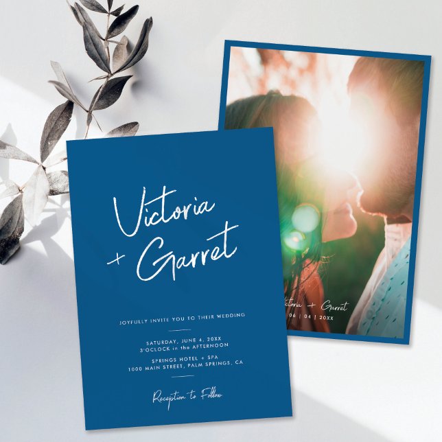 Convites Casamento de Fotografias com Script Azul Mínimo Mo (modern minimal elegant blue and white handwritten script one photo wedding invitation)