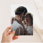 Convites Casamento de Fotografias com Script Minimalista Wh<br><div class="desc">Este convite de casamento de fotos minimalista e sombrio é perfeito para o seu casamento clássico de preto e branco e mínimo moderno. A design apresenta uma caligrafia elegante, delicada e romântica escrita à mão com tipografia formal do chique. O olhar vai correr bem em qualquer época de casamento: primavera,...</div>