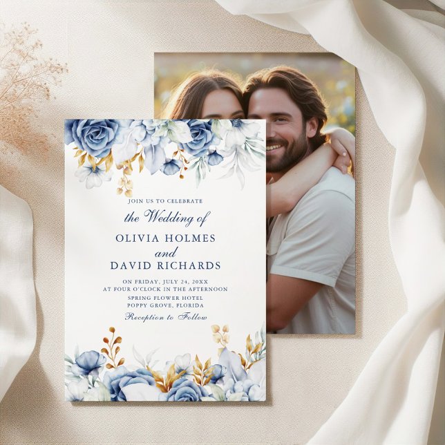 Convites Casamento de Fotografias do Casal Floral Azul e Do (Elegant Blue and Gold Floral Couple Photo Wedding Invitation on a white elegant fabric)