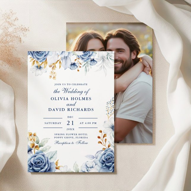 Convites Casamento de Fotografias do Casal Floral Azul e Do (Modern Blue and Gold Floral Couple Photo Wedding Invitation on an elegant fabric with botanical.)
