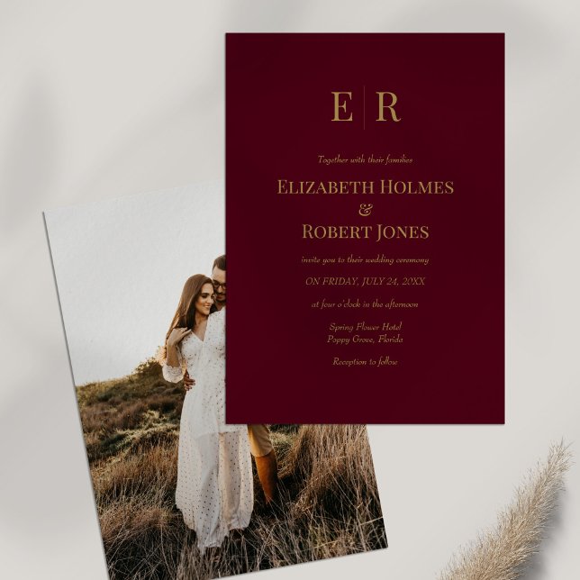 Convites Casamento de Fotografias Personalizadas do Monogra (Burgundy Gold Monogram Custom Photo Wedding Invitation on white table with dry wildflower.)
