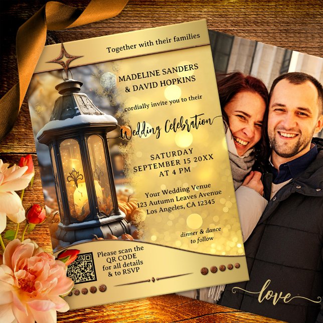 Convites Casamento de Lanterna Dourada de Queda Moderna (Boho fall wedding invitation featuring a festive lantern with pumpkins on sparkling gold + QR code)