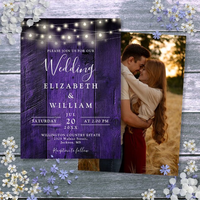 Convites Casamento de Luzes de Corda de Madeira Rústica Rox (Purple Rustic Barn Wood String Lights Wedding Invitation)