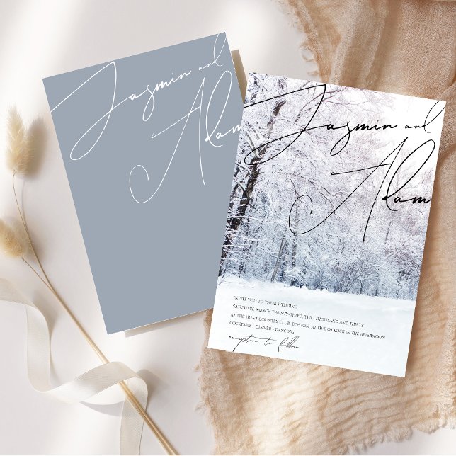 Convites Casamento de Manuscrito de Floresta Azul com Neve  (Winter Snow Dusty Blue Woodland Script Wedding Invitation)