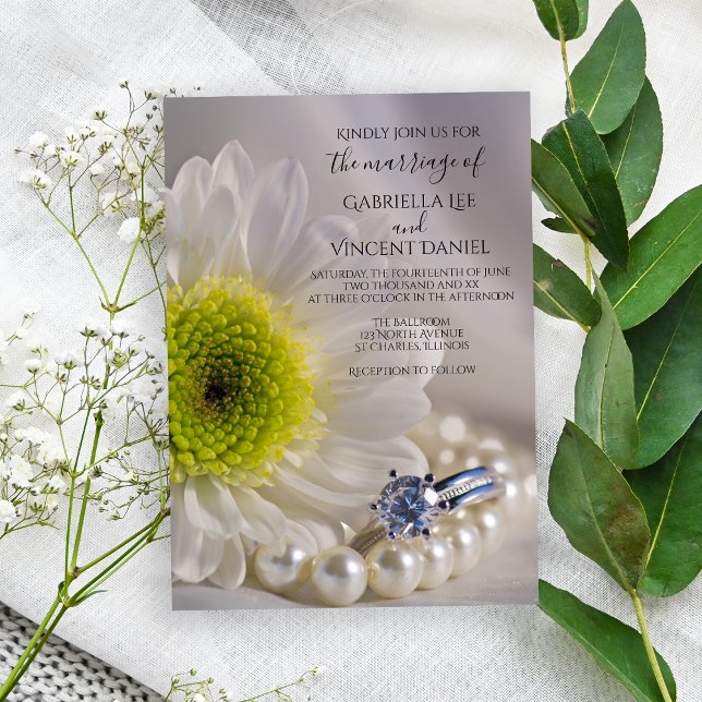 Convites Casamento de margarida branca e anel de diamante (Invite guests to your marriage ceremony with the pretty White Daisy and Diamond Wedding Invitation.)