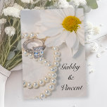 Convites Casamento de Margarida Branca Elegante<br><div class="desc">O Convite para Casamento de Margarida Branca Elegante dá um tom de classe para a sua cerimônia e recepção de casamentos. Este bonito convite nupcial floral personalizado apresenta uma fotografia botânica de uma flor margarida branca,  princesa quadrada cortada anel de noivado de diamante e colar de pérolas brancas.</div>
