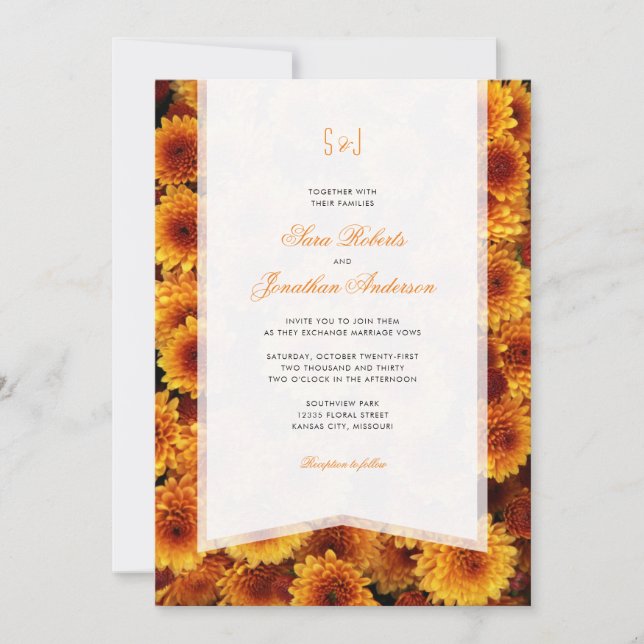 Convites Casamento de Monograma de Crisântemos Laranja de O (Frente)