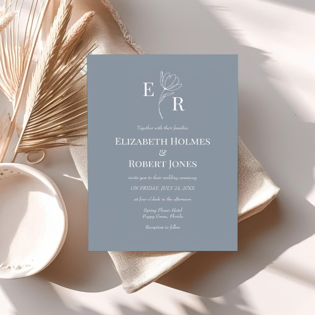 Convites Casamento de Monograma Floral Azul Moderno (Modern Dusty Blue Floral Monogram Wedding Invitation on a table with neutral boho decor.)
