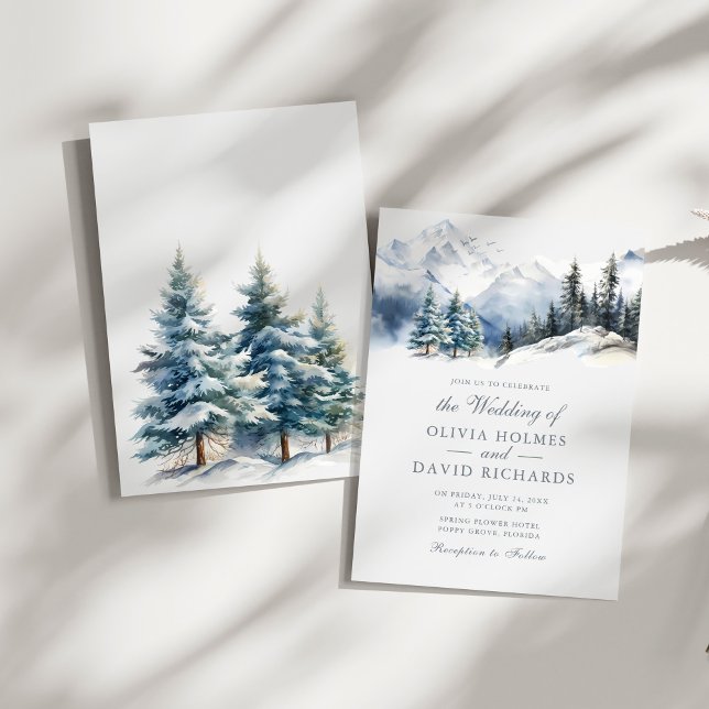 Convites Casamento de Montanhas e Pinheiros de inverno com  (Watercolor Winter Mountains & Pine Trees Wedding Invitation on a sunny white table.)