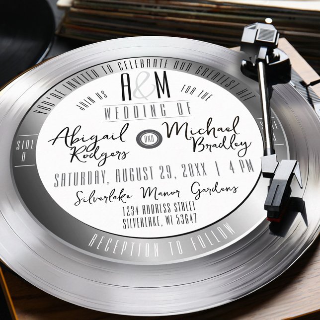 Convites Casamento de Música Única do Silver Vinyl Record M (Unique retro gray black and white monogram silver vinyl record album round shape wedding invitation)