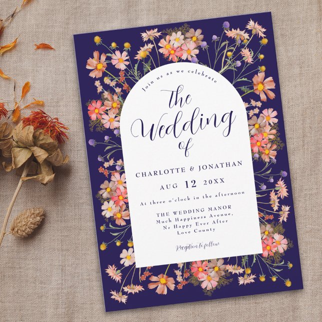 Convites Casamento de Outono com Flores Silvestres Boho em  (Boho floral arch navy blue elegant script fall wedding invitation watercolor wild flowers)