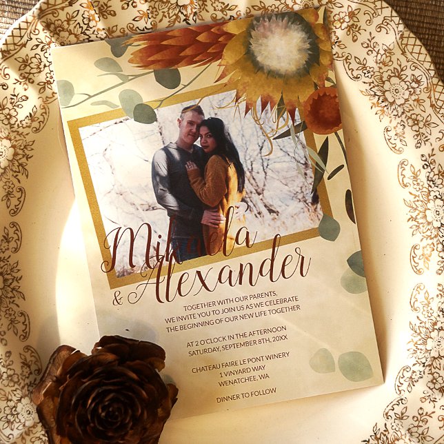 Convites Casamento de Proteas Outono Dourado e Bronze Verde (Fall Protea Flowers in Gold and Brown with Sage Green Eucalyptus Leaves)