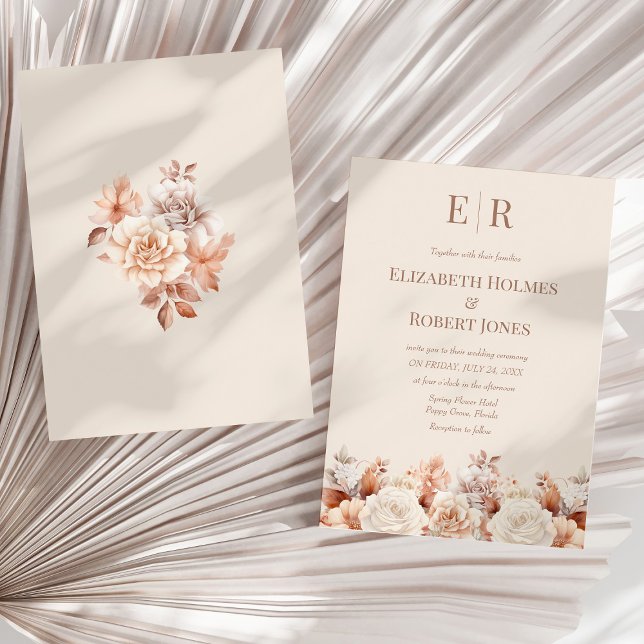 Convites Casamento de rosa Dourado Floral Mousse Monograma (Rose Gold Floral Mousse Monogram Wedding Invitation on a sunny neutral dry palm leaf.)